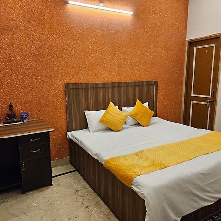 Krishna'S Land Hotell Vrindāvan Eksteriør bilde