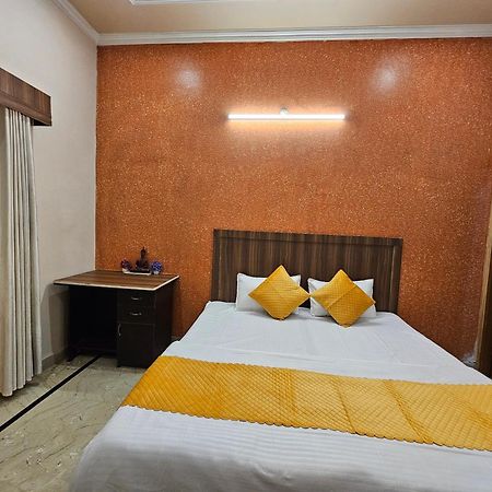 Krishna'S Land Hotell Vrindāvan Eksteriør bilde