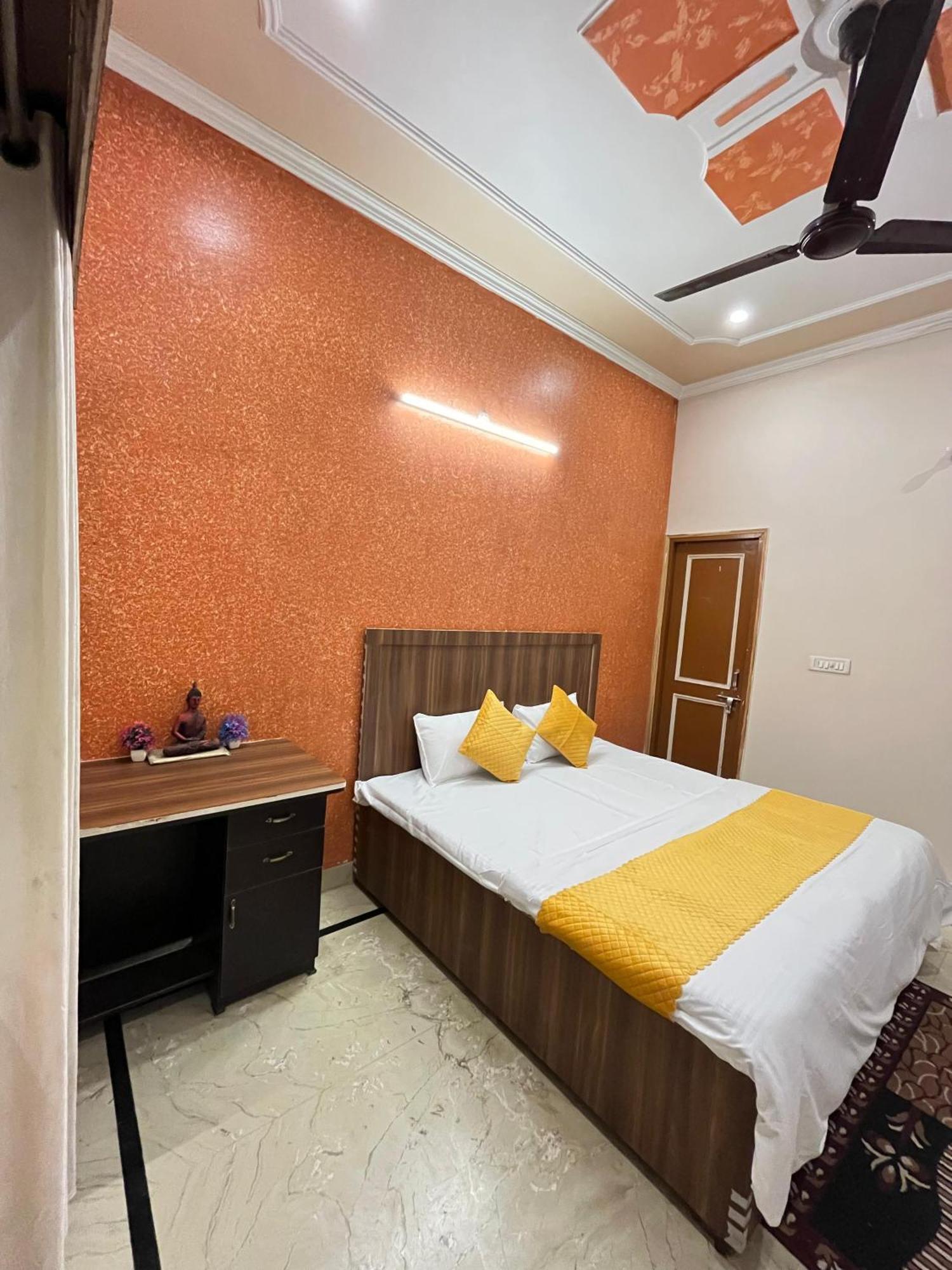Krishna'S Land Hotell Vrindāvan Eksteriør bilde