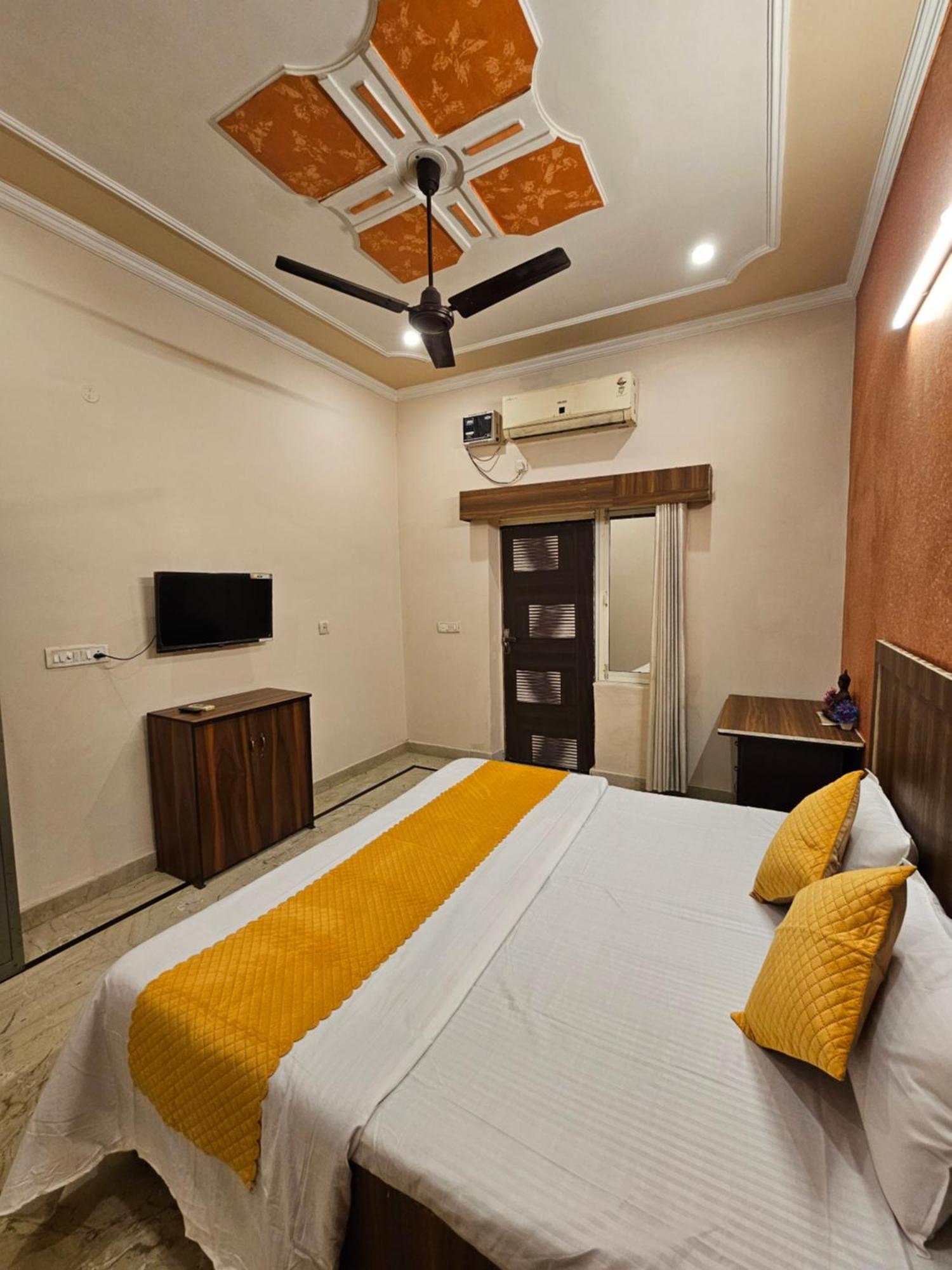 Krishna'S Land Hotell Vrindāvan Eksteriør bilde