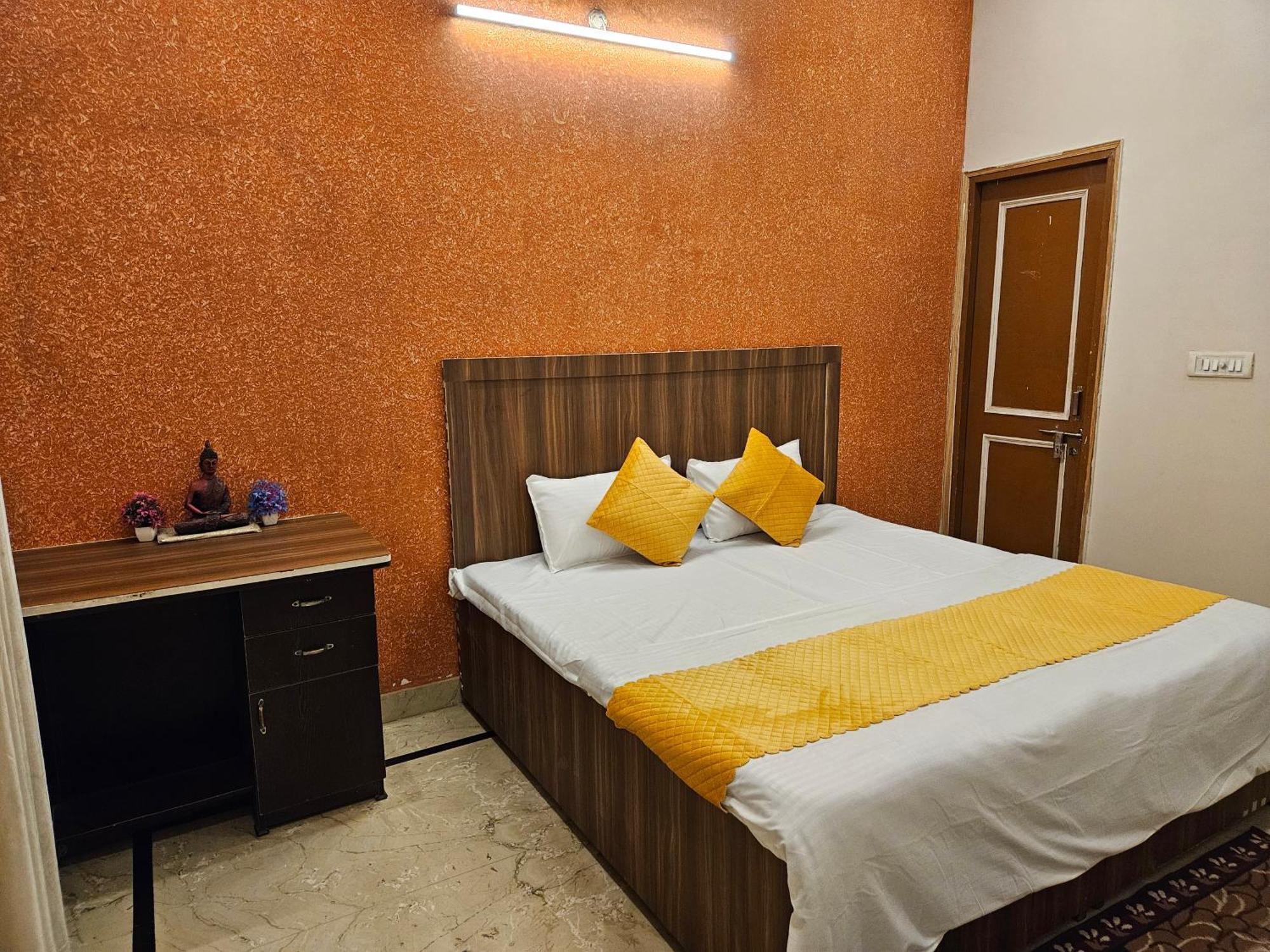 Krishna'S Land Hotell Vrindāvan Eksteriør bilde