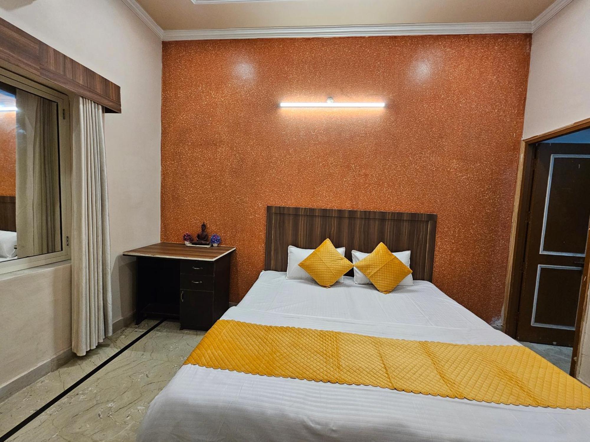 Krishna'S Land Hotell Vrindāvan Eksteriør bilde