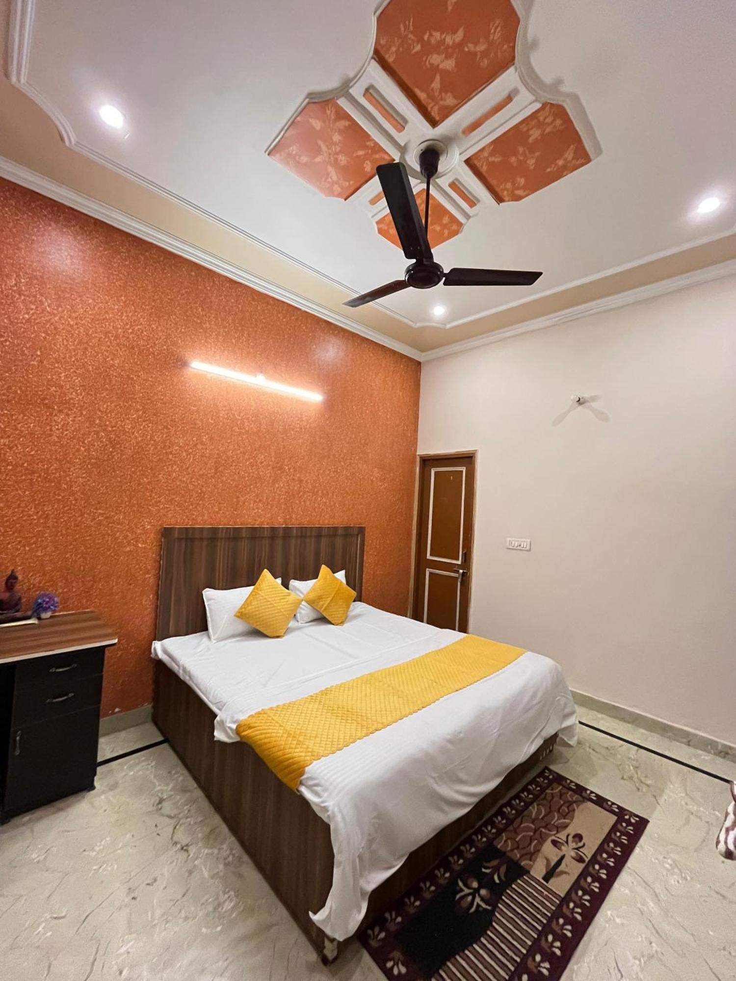 Krishna'S Land Hotell Vrindāvan Eksteriør bilde